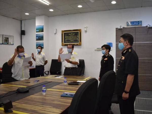 Faisal (tengah) mengetuai lafaz ikrar bebas rasuah sambil disaksikan Bee Kean di Pejabat Operasi JKSB, Batu Kawan pada Rabu.