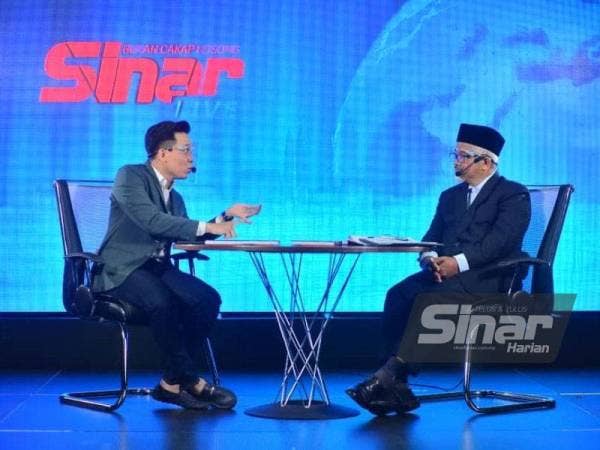 Abdul Halim (kanan) pada program Sinar Live membicarakan topik 'Covid-19: Pasrah Atau Usaha' yang dikendalikan oleh Dinnie Asyraf selaku hos di Kumpulan Karangkraf, Shah Alam pada Rabu.