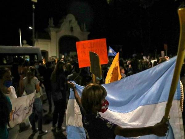 Penunjuk perasaan kebanyakannya kanak-kanak, mengetuk periuk, memukul gendang dan membunyikan hon sebagai membantah pelaksanaan pendidikan dalam talian.