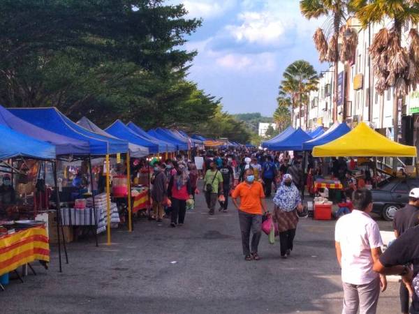 Keadaan di Bazar Ramadan Bukit Desa Semantan yang dikunjungi orang ramai.