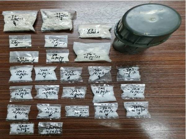 Sebahagian paket kecil dadah jenis heroin dan syabu yang dirampas dalam serbuan di Lorong Paya Sum, Sungai Udang, Melaka awal pagi Jumaat.