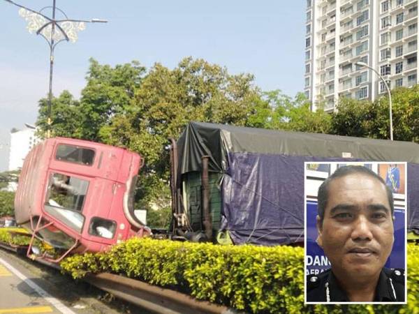 Keadaan lori yang merintang jalan di Kilometer 7 Jalan Johor Bahru-Air Hitam, Johor Bahru pada Khamis. Gambar kecil: Mohd Padzli Mohd Zain