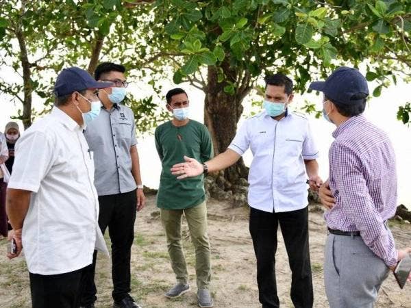 Abd Rahim (kiri) ketika mengadakan Kebersihan Jalan Pantai dan Persisiran Pantai di Pantai Sepat, pada Jumaat.