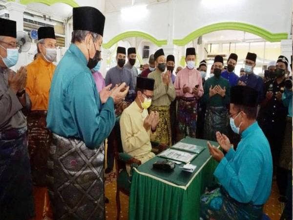 Fadzil (tiga dari kiri) menyaksikan bayaran zakat oleh Tengku Sarafudin kepada LZNK yang diwakili oleh Zakaria (kanan) di Masjid An-Nur Tanjung Setol di sini pada Jumaat.
