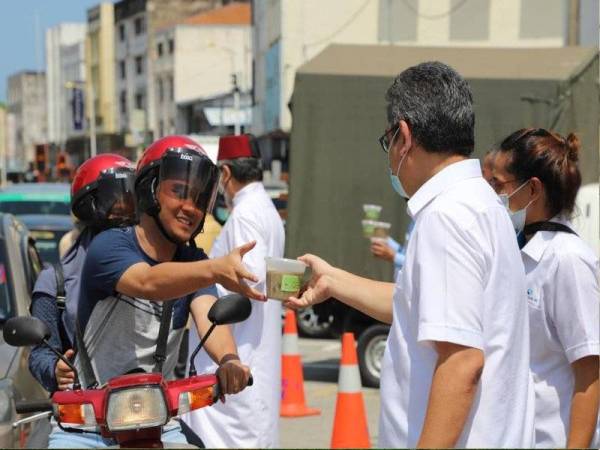 Terengganu Inc mengagihkan 3,000 bekas bubur lambuk percuma kepada orang ramai selama tiga hari di Masjid Abidin, Kuala Terengganu.