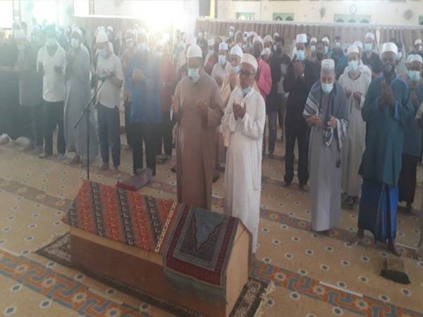 Jenazah Allahyarham selesai dikebumikan pada jam 5.40 petang di Tanah Perkuburan Islam Akar Peluru Jalan Pegawai di sini pada Jumaat.