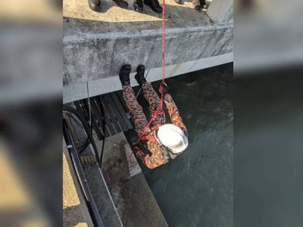 Anggota bomba turun ke laut menggunakan teknik 'rappelling' untuk menyelamatkan mangsa.