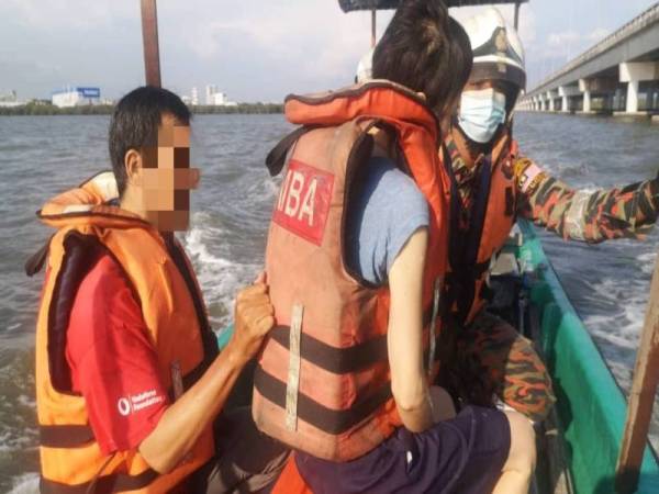 Pasangan suami isteri itu dibawa ke Jeti Batu Uban untuk tindakan selanjutnya.