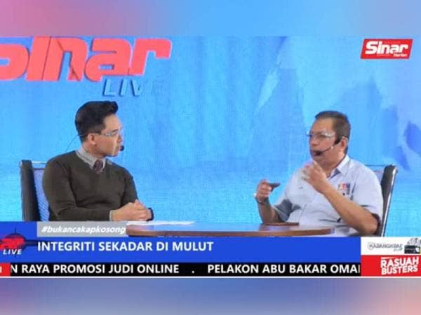 Dari kiri; Dinie Asyraf Salim dan Md Alimuddin Rahim semasa program Sinar Live #BukanCakapKosong yang bertajuk Integriti Sekadar Di Mulut.