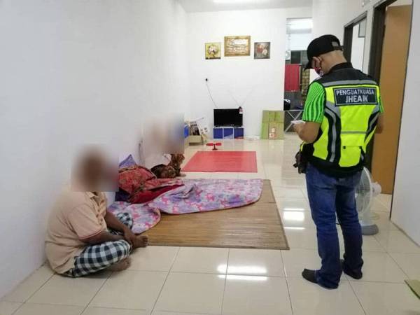 Seorang lelaki ditahan bersekedudukan dengan seorang wanita bujang di sebuah rumah di Padang Serai, Kulim awal pagi Sabtu. - Foto: Ihsan PADK