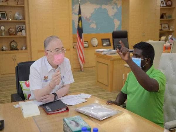 Gambar pertemuan Ka Siong bersama Arumugan yang dikongsi dalam Facebook Wee Ka Siong, 1 April lalu.