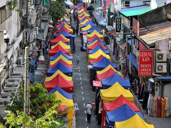 Sebanyak 208 buah khemah telah dipasang akan beroperasi sepanjang Ramadan. - Foto Bernama