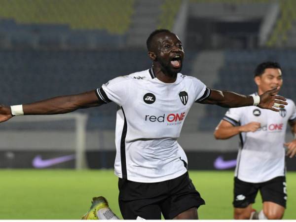 Konate meraikan jaringannya selepas gol tunggal untuk skuad Penyu ketika menentang Kuala Lumpur City FC pada saingan Liga Super di Stadium Sultan Mizan Zainal Abidin, Gong Badak pada Jumaat. - Foto Bernama