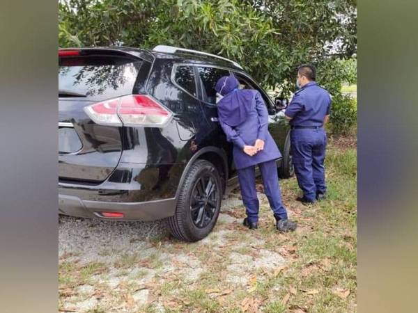 Lokasi umum dan kenderaan yang diparkir dalam keadaan mencurigakan turut diperiksa menerusi Op Plastik Hitam di sekitar bandar raya Ipoh pada Jumaat. - Foto Facebook Jabatan Agama Islam Perak