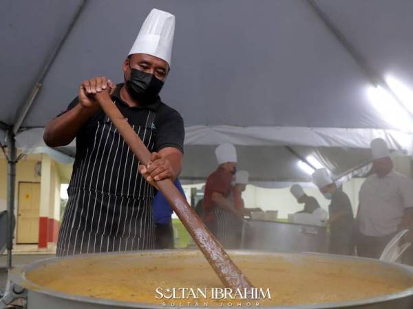 Bubur lambuk yang disediakan di Istana Pasir Pelangi, Johor Bahru akan disampaikan kepada kakitangan Istana bermula Sabtu. - Foto Facebook Sultan Ibrahim