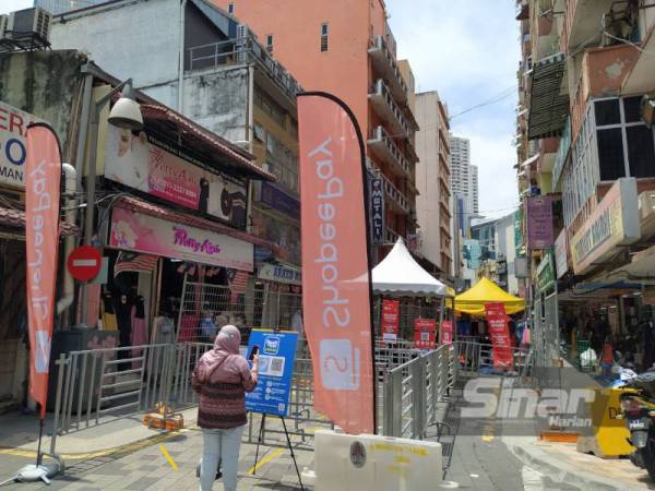 Suasana Bazar Aidilfitri di Lorong TAR, Kuala Lumpur pada Sabtu.