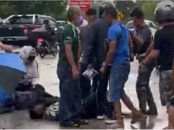 Pemandu kereta dipukul beberapa pengguna jalan raya selepas dikatakan mengakibatkan penunggang motosikal wanita cedera parah. - Gambar ihsan pembaca