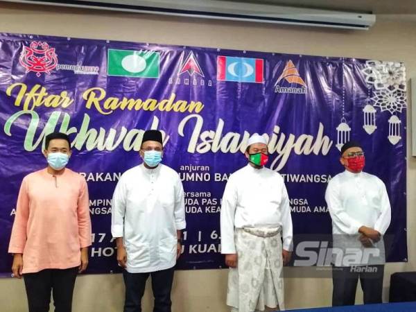 Nazir Hussin (dua dari kiri) ketika hadir program Iftar Ramadan Ukhwah Islamiyah anjuran Pemuda UMNO Titiwangsa di Kuala Lumpur pada Sabtu.