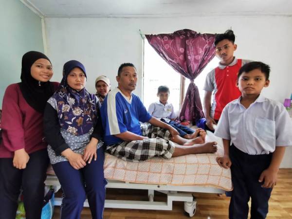 Roziana (dua dari kiri) bersama suami dan anak-anak di kediaman mereka di kampung Bukit Besar, Kuala Terengganu.