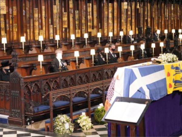 Jasad mendiang Putera Philip, suami kepada Ratu Elizabeth II selamat dimakamkan di St George Chapel di Istana Windsor. - Foto REUTERS