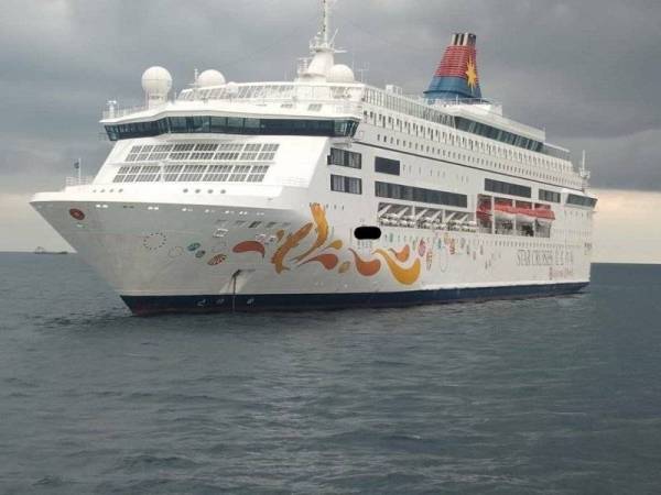 Kapal penumpang yang berdaftar dari Bahamas yang ditahan dalam Op Jangkar Haram pada Sabtu. - Foto ihsan Maritim Johor