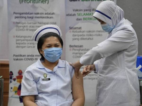Seramai 438,000 petugas kesihatan telah melengkapkan dua dos vaksin Covid-19. - Foto Bernama