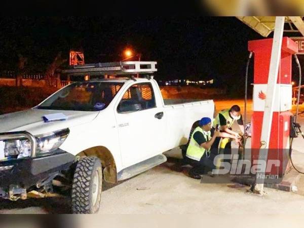 KPDNHEP Cawangan Gua Musang menahan seorang lelaki bersama sebuah kenderaan di sebuah stesen minyak di Kampung Star, Gua Musang pada Sabtu.