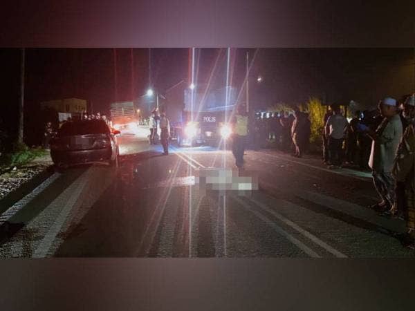 Anggota polis di lokasi kejadian selepas menerima maklumat berhubung kemalangan membabitkan dua motosikal di Kampung Kukang, Jalan Perol, Kota Bharu pada Sabtu.