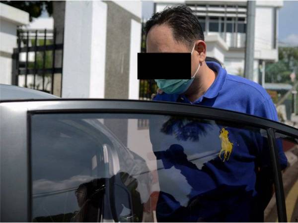 Suspek utama kes pukul dan ugut bunuh dua pengawal peribadi kerana berpuasa direman selama lima hari di Mahkamah Klang pagi tadi. - Foto Bernama