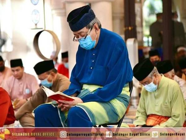 Sultan Sharafuddin mengikuti Majlis Bacaan Yasin dan Bacaan Tahlil di Masjid Istana Diraja, Istana Alam Shah, Shah Alam pada Sabtu. - Foto ihsan Selangor Royal Office.