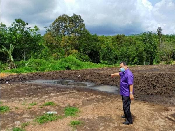 Azman memantau lokasi pemprosesan baja urea di kawasan Padang Lembu, Gurun yang dikatakan punca kepada pembiakan lalat.