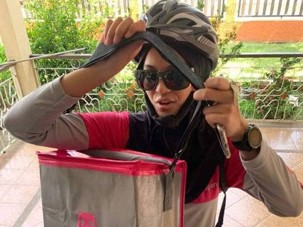 Wan Nabihah Hannah bekerja sebagai penghantar makanan sejak pertengahan Februari lalu.