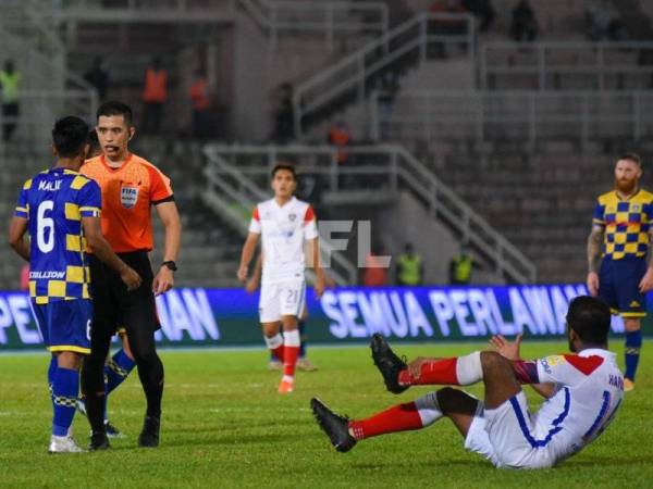Suasana tegang pertemuan antara Sri Pahang FC dan JDT di Stadium Darul Makmur, Kuantan pada Jumaat. -Foto MFL