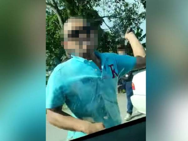 Video tular memaparkan salah seorang suspek bertindak memecahkan cermin kereta.