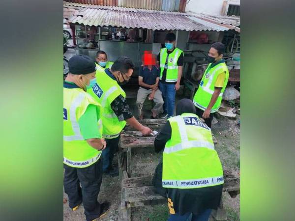 Warga emas berusia 63 tahun diberi amaran selepas cuba ponteng puasa dengan makan di warung bukan Islam di Teluk Intan. Foto: ihsan FB JAIPk.