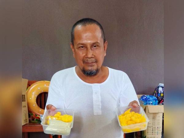 Mohamad masih lagi mengekalkan harga lama iaitu serendah RM5 bagi tahi itik dan buah tanjung, RM11 untuk jala emas.