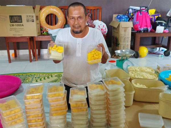 Mohamad tidak menang tangan memenuhi permintaan pelanggan setiap kali Ramadan.