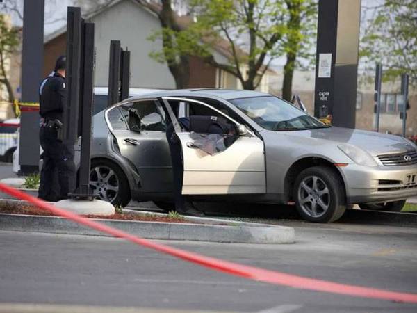 Kanak-kanak malang itu dan bapanya berada di dalam kereta ketika dua orang keluar dari sebuah lagi kenderaan dan melepaskan tembakan.