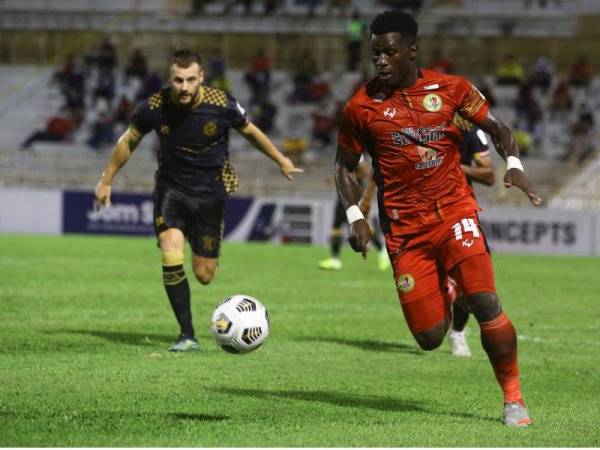 Pemain Negeri Sembilan, Alain Thierry Akono Akono (kanan) bersaing dengan pemain Kelantan FC Jack Hindle (kiri) pada perlawanan Liga Perdana di Stadium Tuanku Abdul Rahman Paroi pada Ahad. - Foto Bernama