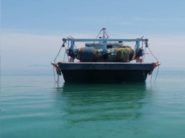 Bot penangkapan zon C yang ditahan. - Foto Jabatan Perikanan Johor