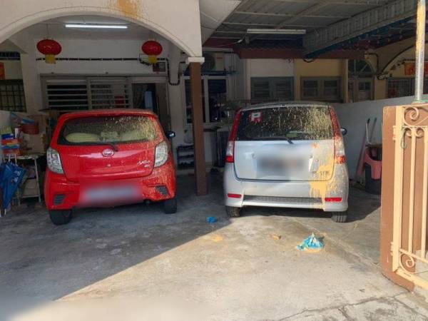 Dua kenderaan milik mangsa terkena simbahan cat yang dibaling suspek.