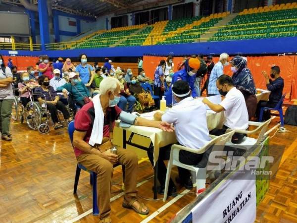 Penerima yang selesai disuntik dipantau sebelum dibenarkan pulang