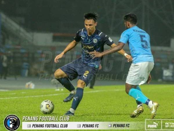 Antara aksi menarik pertemuan PJ City menentang Penang di Petaling Jaya pada Ahad. - Foto Penang FC