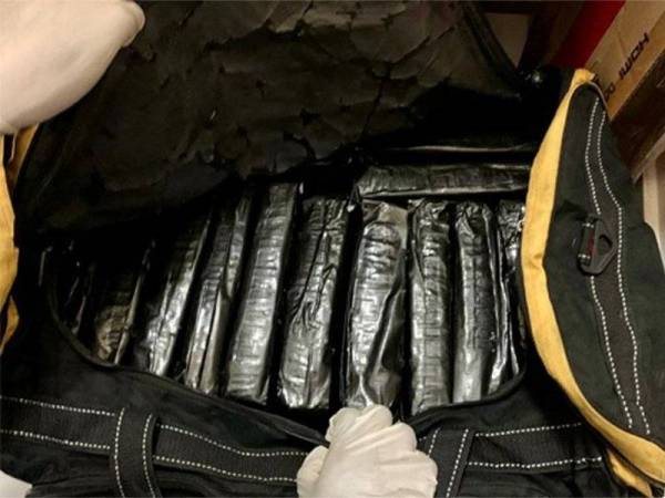 Dua puluh bungkusan ganja yang dirampas dari bilik stor di unit kediaman di sekitar Choa Chu Kang Ave 4 dalam operasi CNB pada 16 April 2021. - Foto CNB