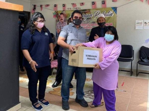 Ibrahim (tengah) menyampaikan Sumbangan Prihatin sempena Ramadan kepada kanak-kanak istimewa pada majlis di Seksyen 3, Shah Alam baru-baru ini.