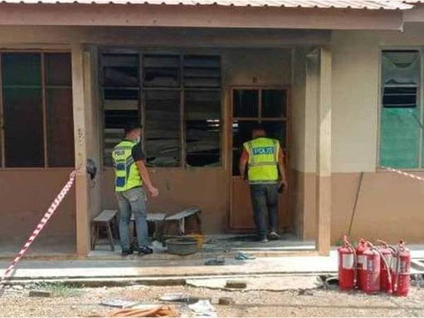 Seorang pekerja ladang warga Indonesia dipercayai telah menyimbah minyak petrol di ruang tamu rumah yang menyebabkan kebakaran dan mengorbankan rakan senegaranya. - Foto ihsan polis