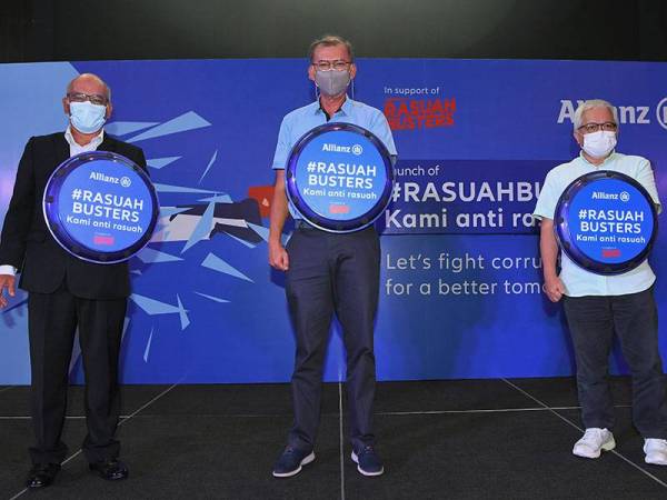 Ketua Pegawai Eksekutif Allianz Malaysia Berhad Zakri Khir (tengah) bersama Timbalan Ketua Pesuruhjaya (Pencegahan) SPRM Datuk Seri Shamshun Baharin Mohd Jamil (kiri) dan Pengarah Urusan Kumpulan Media Karangkraf, Datuk Dr Hussamuddin Yaacub (kanan) melancarkan ‘#RASUAHBUSTERS : Kami Anti Rasuah’ dan Berbuka Puasa di sebuah hotel hari ini.