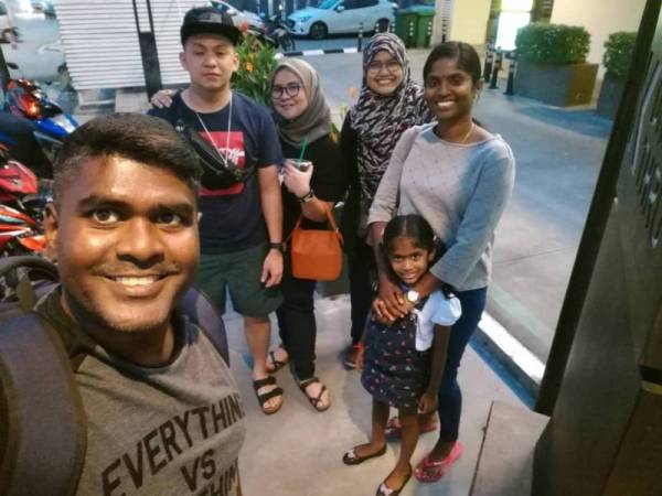 Kumaran (depan) bersama rakan-rakannya, isteri dan anak selepas berbuka puasa bersama rakan-rakannya.