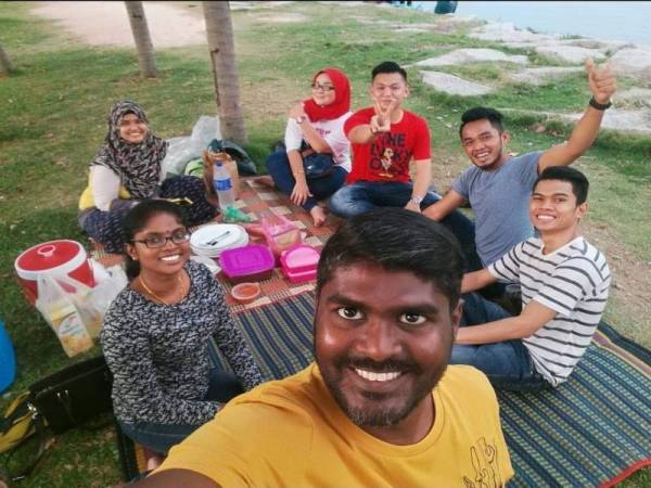 Kumaran (depan) dan Kanjana (kiri) bersama rakan-rakannya akan berbuka puasa bersama-sama sekiranya ada masa terluang.