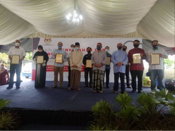 Abd Latiff (empat dari kiri) bersama Dr Mahathir (empat dari kanan) bergambar kenangan bersama Rakan Strategik KPLB yang melaksanakan program CSR pada Majlis Penyerahan dan Penghargaan Rakan Strategik KPLB di perkarangan Masjid Al-Ehsan, Temonyong di sini pada Jumaat.